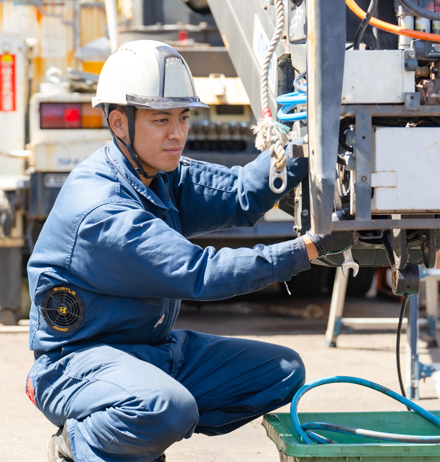 高所作業車を整備している人の写真①