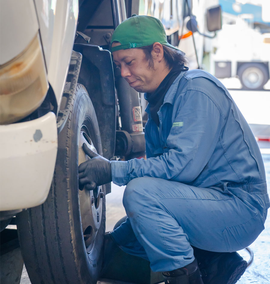 大型車両を整備している人の写真