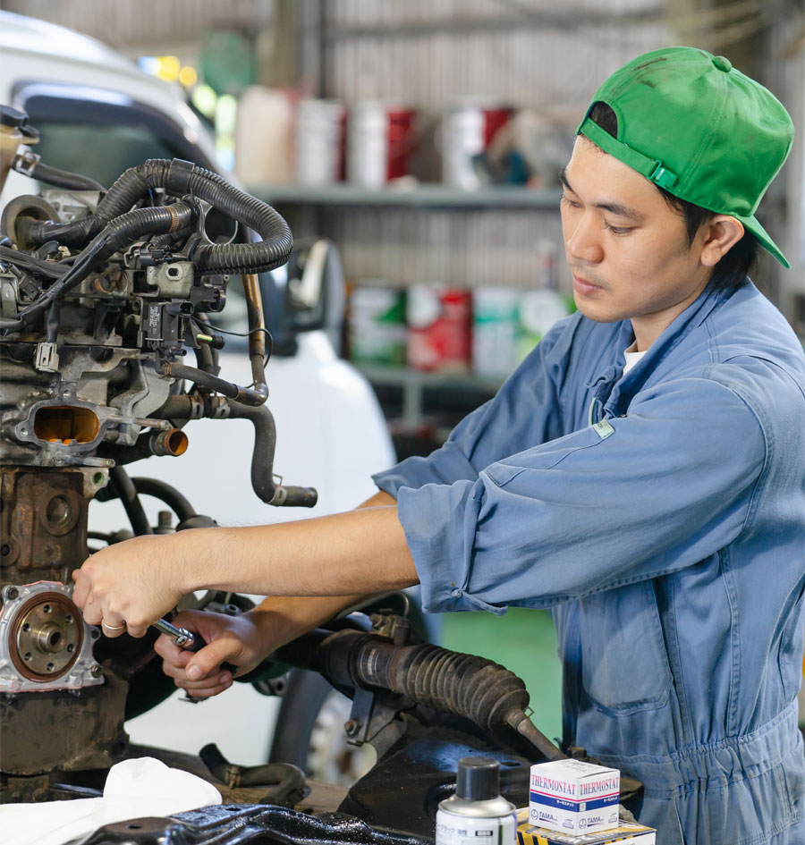 乗用車を整備している人の写真