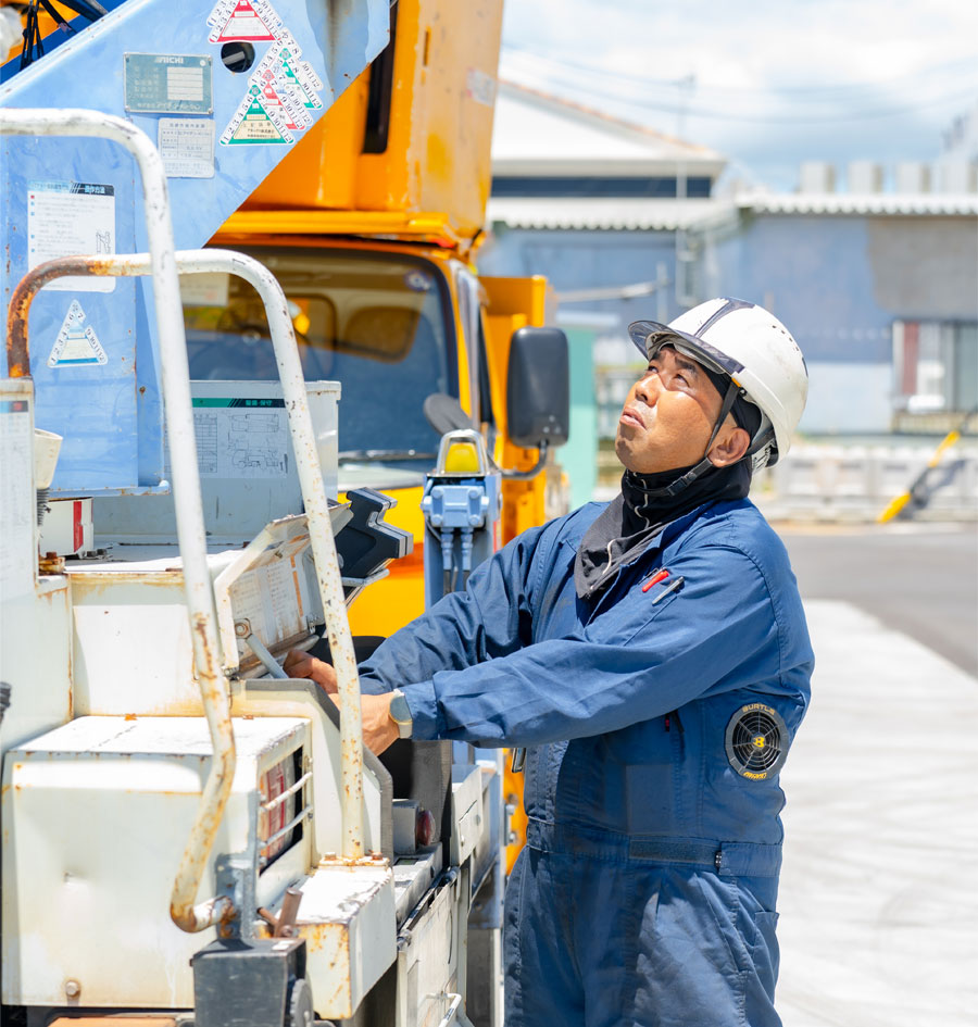 高所作業車を整備している人の写真②
